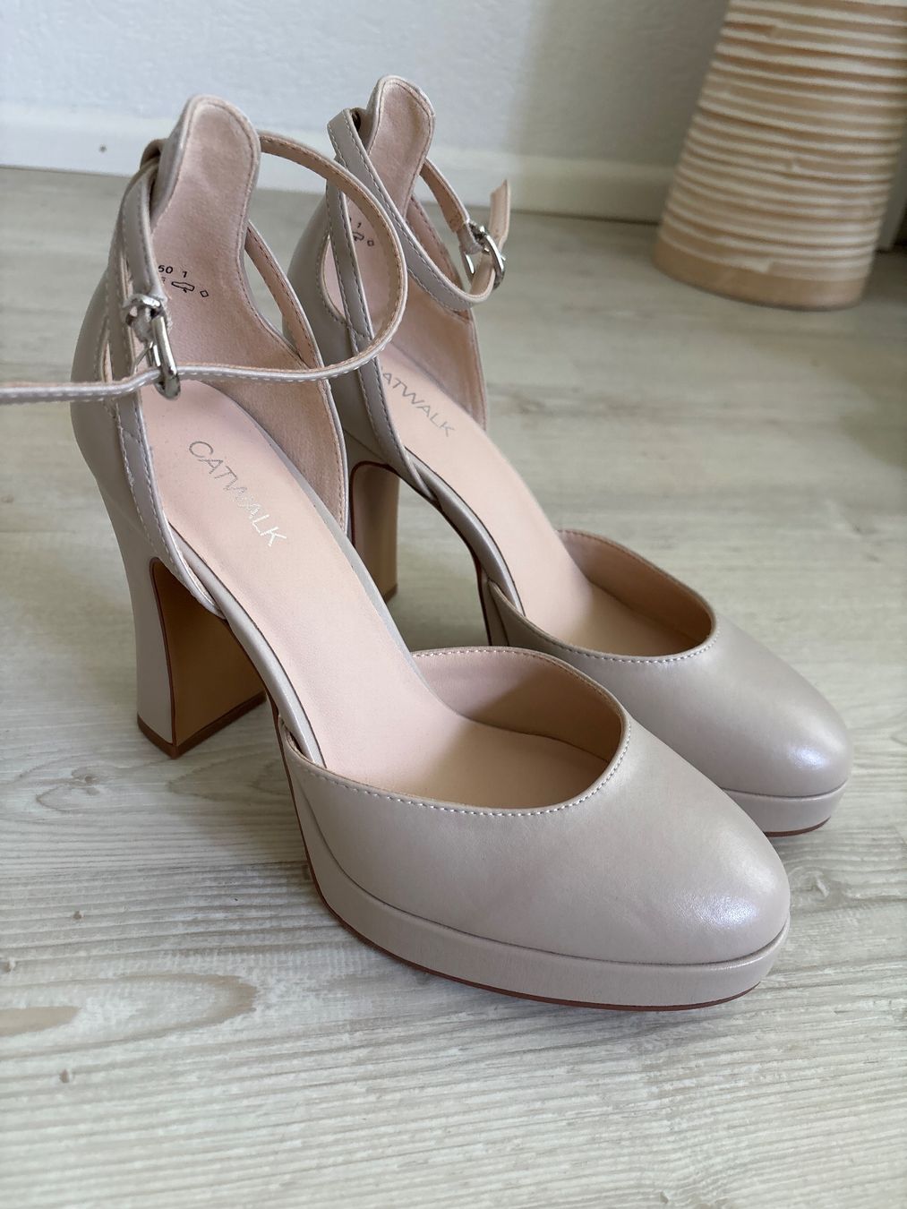 Dosenbach Damenschuhe: Pumps Catwalk 39 – Gebraucht aus therwil von ayumi991