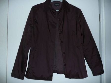 Schöne Softshelljacke in der Herbstfarbe bordeaux
