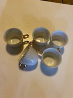5 Tassen mit Goldrand