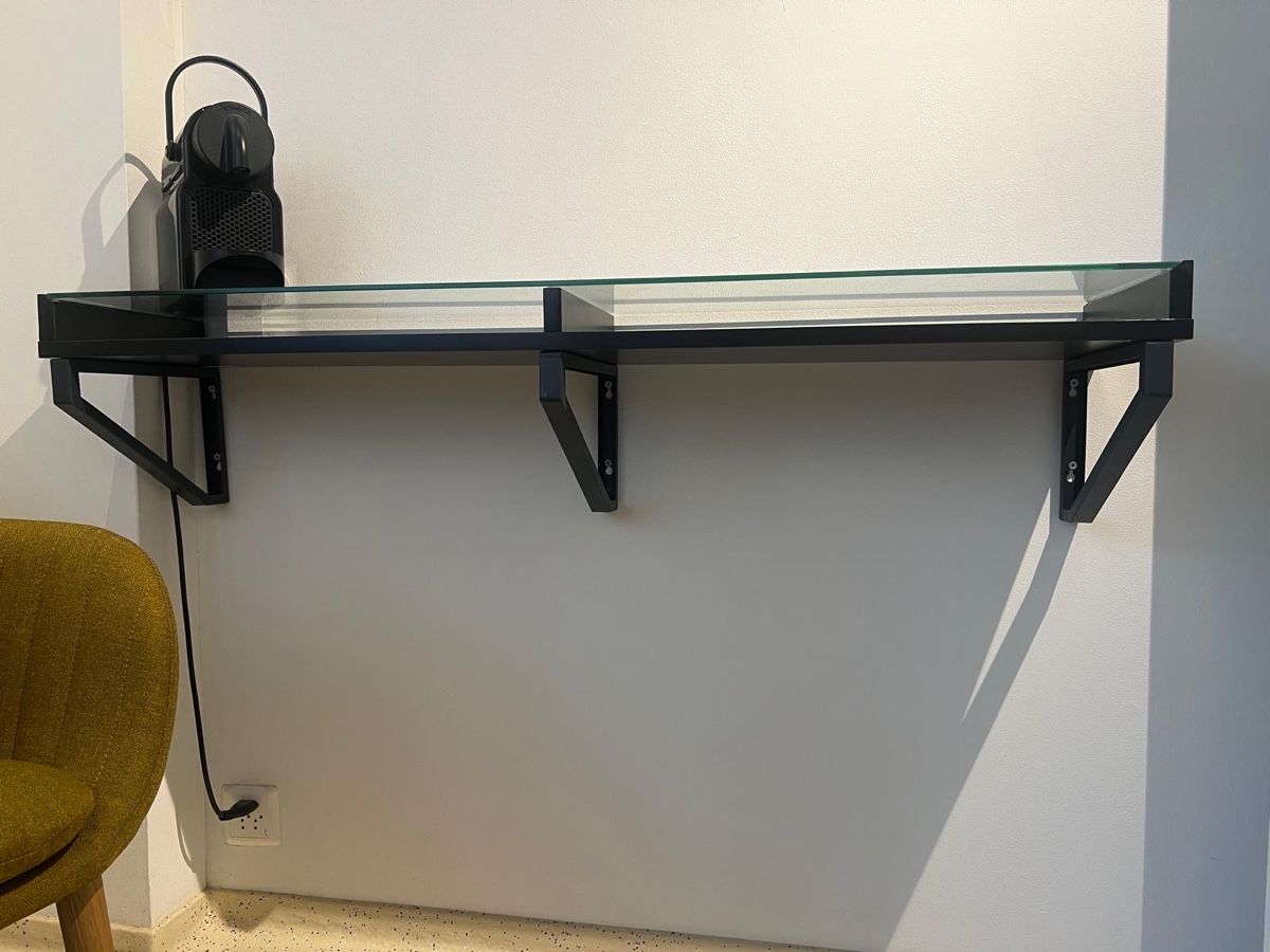 Scaffali: Wand regal mit glas – Usato da Zuoz venduto da stumholm 2