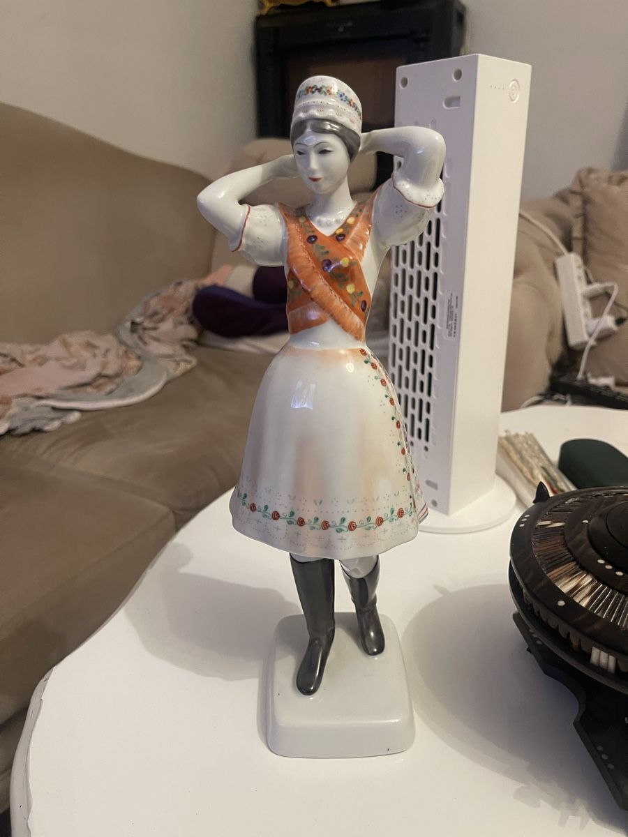 Alle Dekorationen: Figur Dame Ungarn  – Gebraucht aus Oberwil BL von dyl_htk9