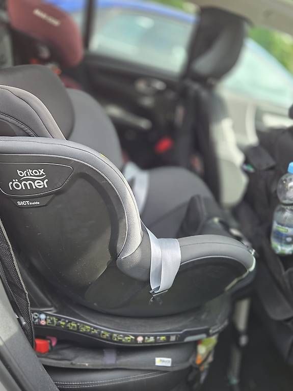Britax Römer Auto-Kindersitze: Britax Kindersitz dualfix m i-size – Gebraucht aus Thun von Zmurmi 1