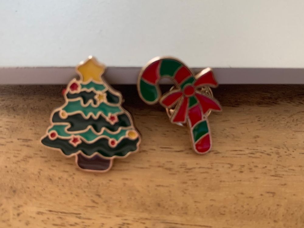 2 Pins / Anstecker, WeihnachtsMotiv / Weihnachten Kaufen auf Ricardo