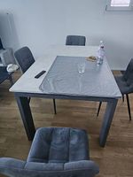Tisch und Stühlen