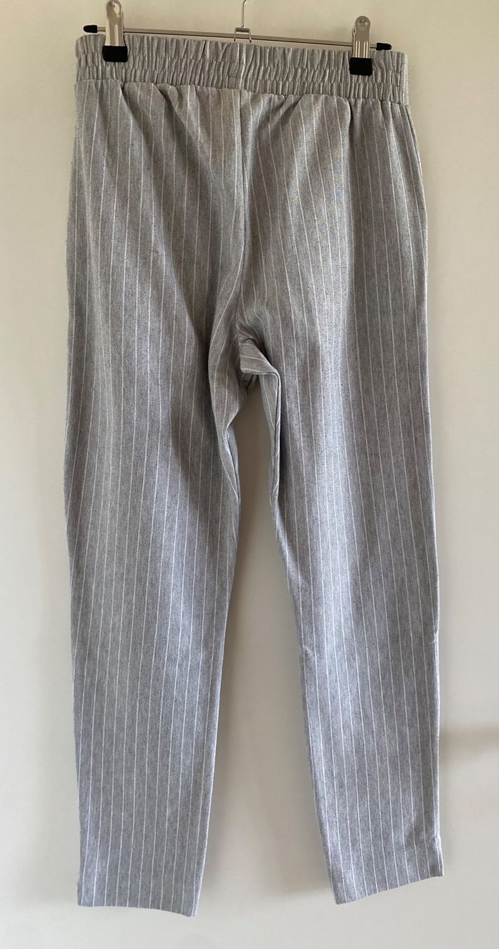 H&M Hosen: Graue Stoffhose mit Streifen – Gebraucht aus Oberdiessbach von cor_2nrl 1