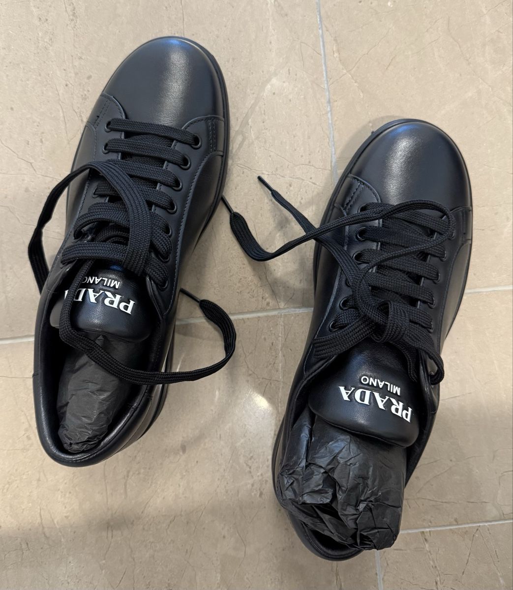 Prada Herrenschuhe: Prada Sneaker Leder Schwarz – Neu und originalverpackt aus Zürich von kavebe 1