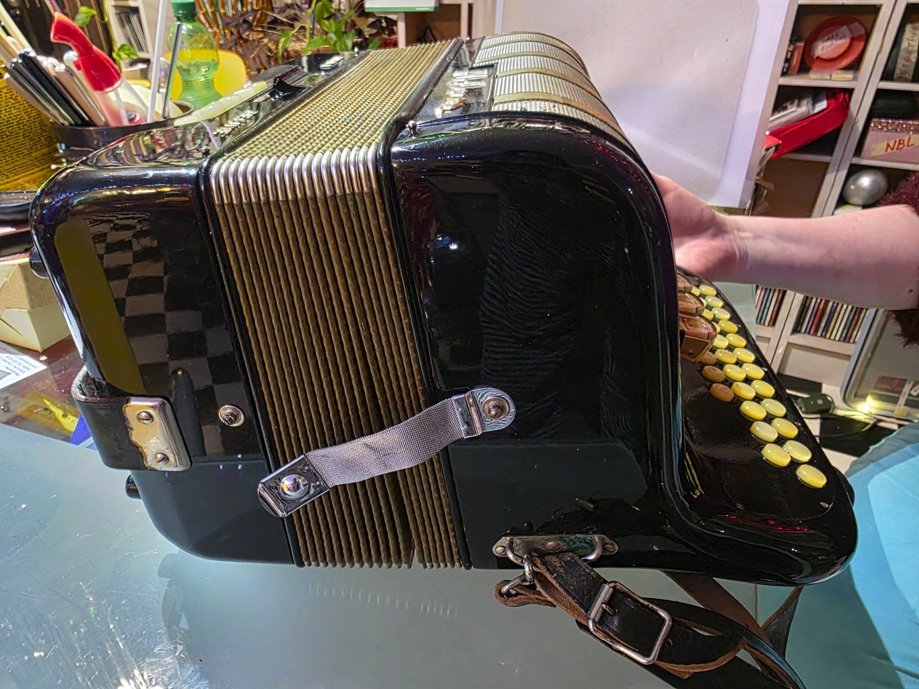 Strumenti musicali: Schwyzer Örgeli plus Hohner Norma III Deluxe – Usato da Mellikon venduto da Musikgarantie 8