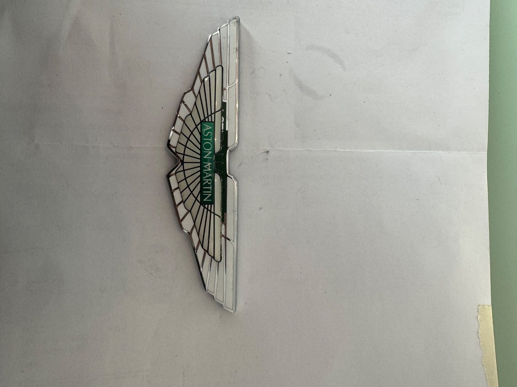 Aston Martin Tutti pezzi di ricambio auto: Aston Martin Emblem NEU – Usato da uster venduto da automen 1