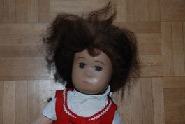 Stoffpuppe mit rotem Kleid