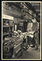 Fotografie 2.WK, Fabrikarbeiter montiert