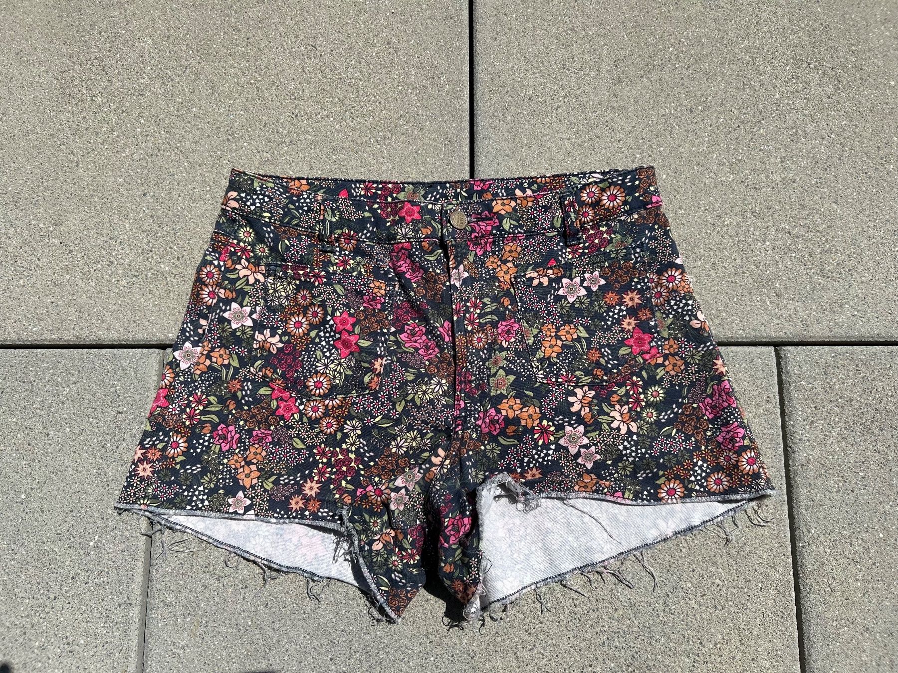 Jeans: Jeans-Shorts Grösse 38 – Gebraucht aus Niederhelfenschwil von aur_ms6f