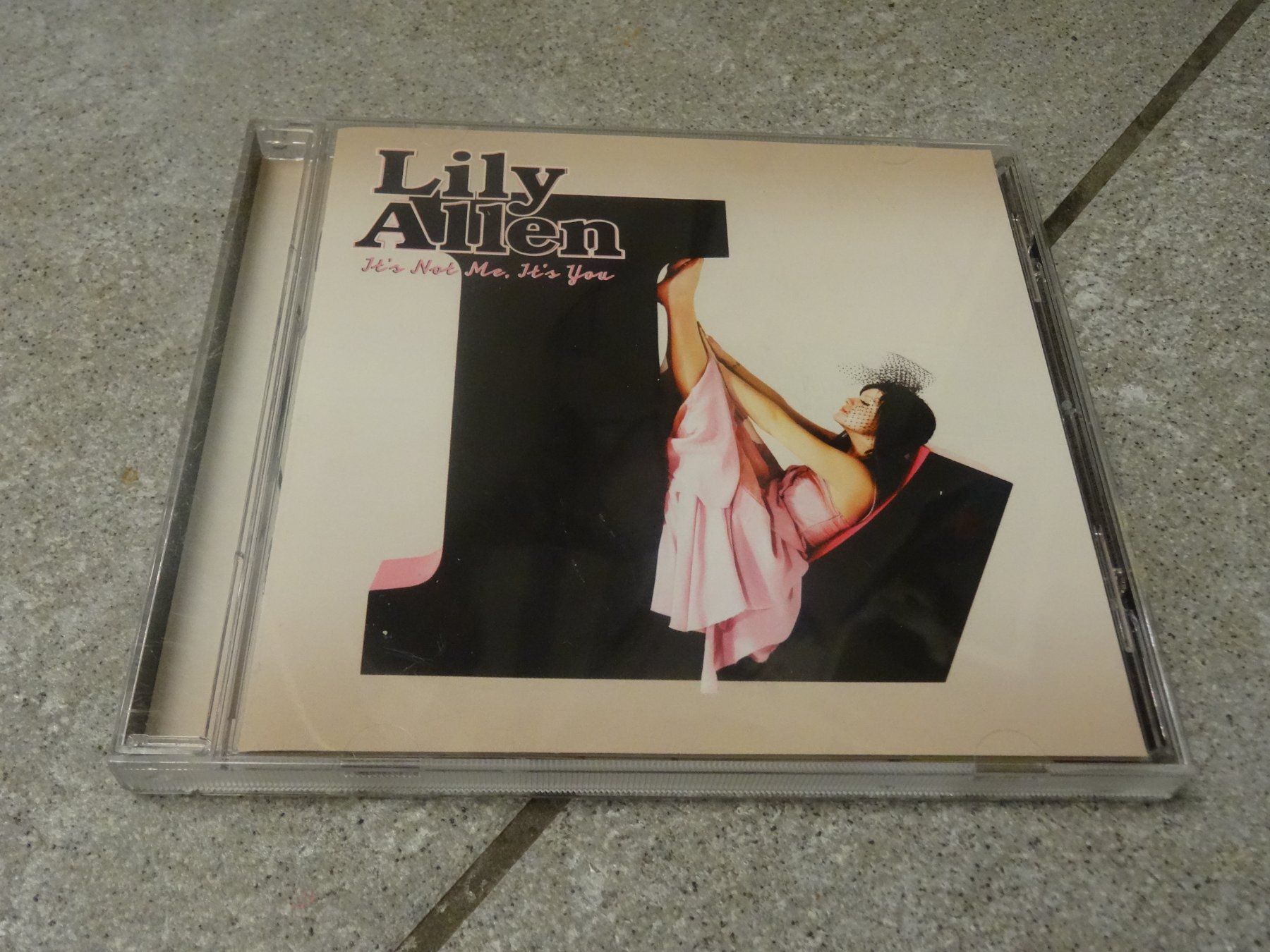CD: Lily Allen - It's Not Me, It's You CD – Usato da Olten venduto da Disc-Ausverkauf