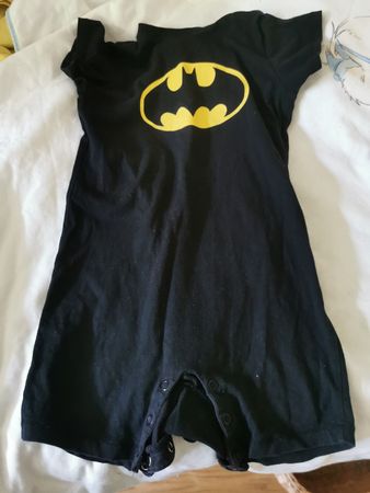 kurzer Strampler, Schwarz Batman Grösse 98, guter Zustand