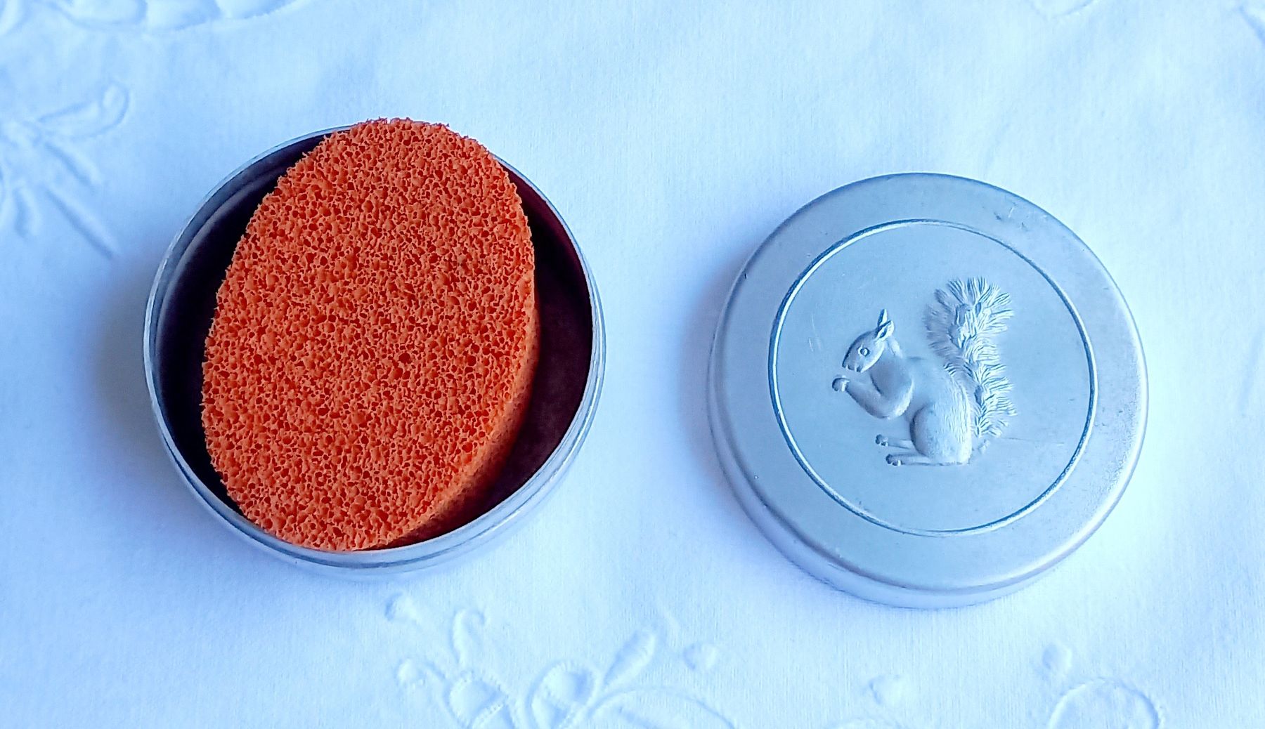 Altro in Decorazioni & Accessori: Antike Dose mit Eichhörnchen für Briefmarken einfeuchten. – Usato da Buchs AG venduto da Dzirul 1