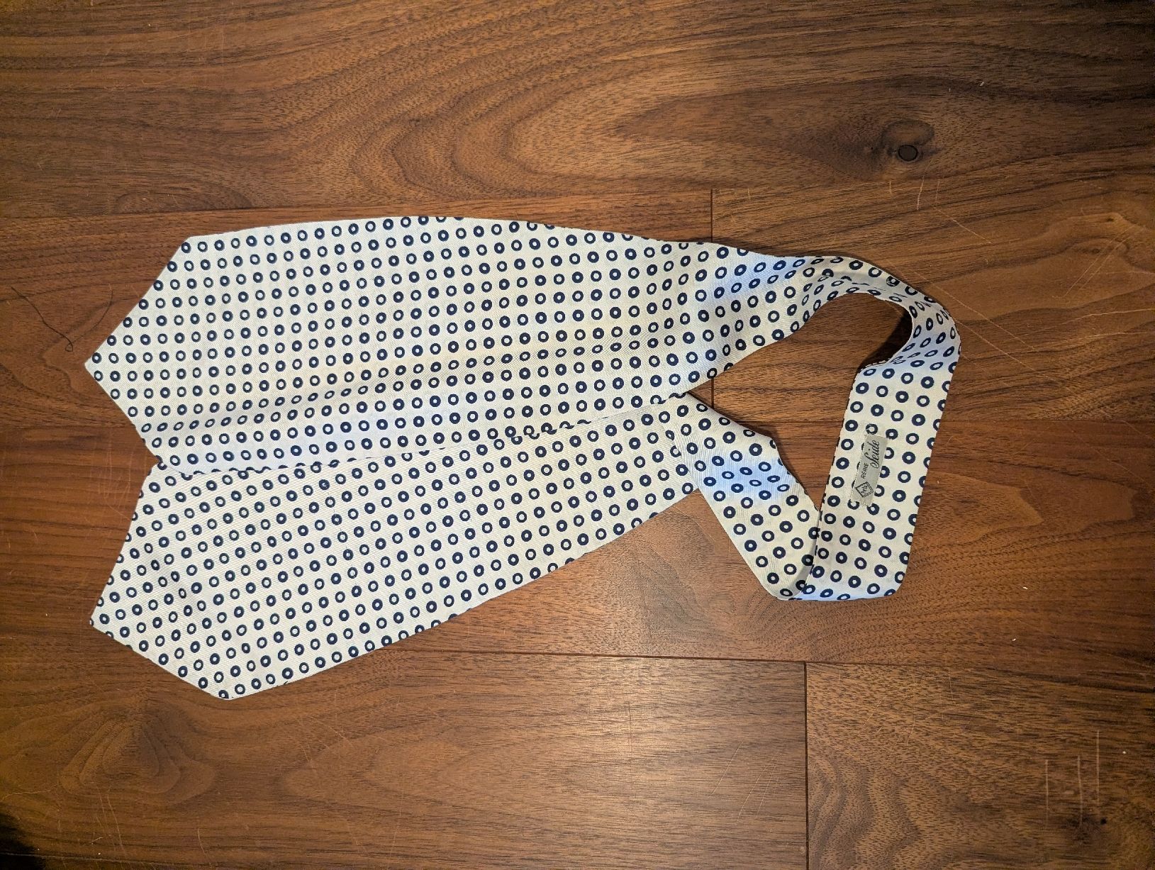 Foulards, Tücher & Schals: Krawatte/ Seidentuch weiss/schwarz  – Gebraucht aus Häfelfingen von carii