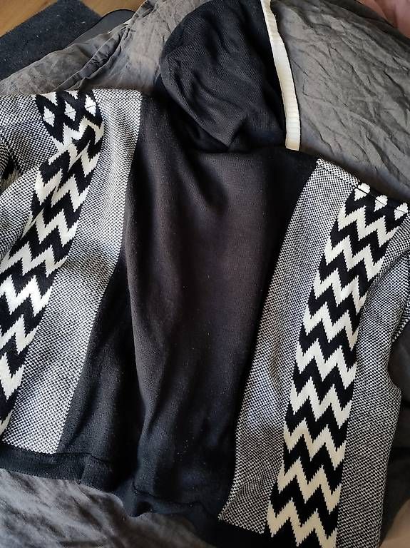 Altro in Moda donna: Wunderschöner Poncho in schwarz-weiss-grau – Usato da Zürich venduto da brendlerb 2