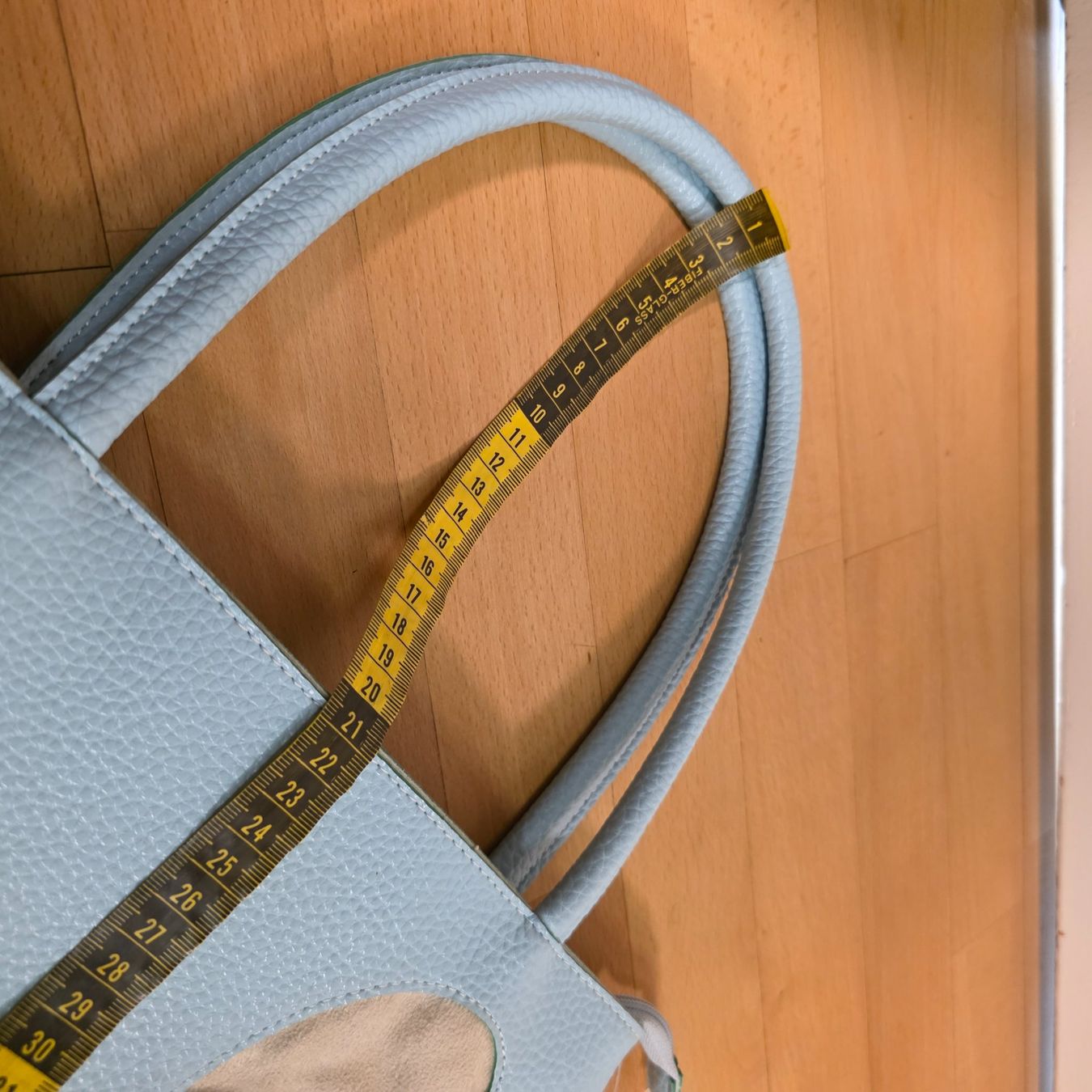 Taschen für Damen: Hellblaue Handtasche mit Blütendetail – Gebraucht aus Wald ZH von CapLux 8