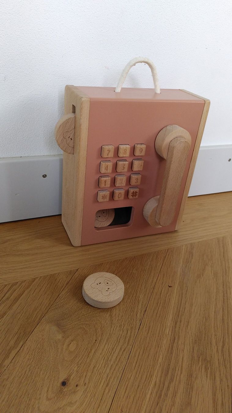 Liewood Spielzeuge: Spieltelefon aus Holz – Gebraucht aus Zürich von Weluma