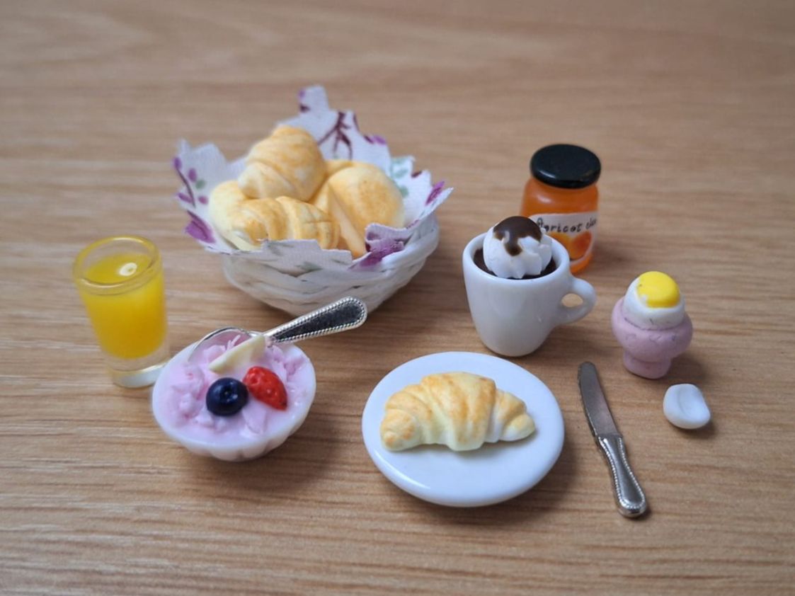 Puppenhäuser & -möbel: Handmade Gipfeli Zmorge Set – Neu (gemäss Beschreibung) aus Zürich von HandmadeTinyFood