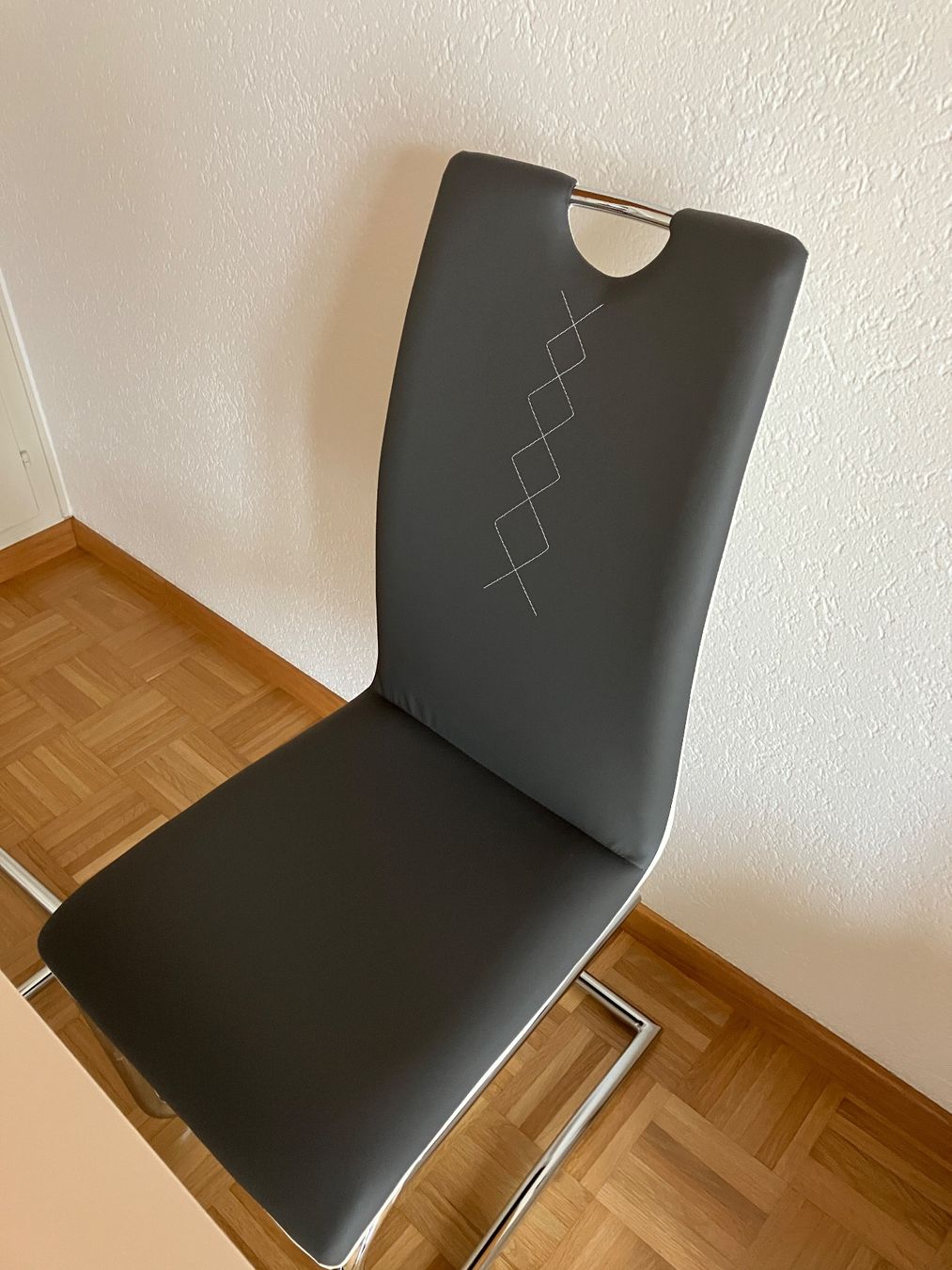Set di tavolo e panche: Esstisch mit vier Freischwinger Stühlen gebraucht – Nuovo (secondo la descrizione) da Ostermundigen venduto da Divers 1