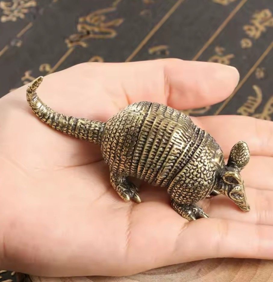 Sculture & Statue: Tatou en bronze – Nuovo e nell'imballaggio originale da Vernier venduto da 19pigments 2