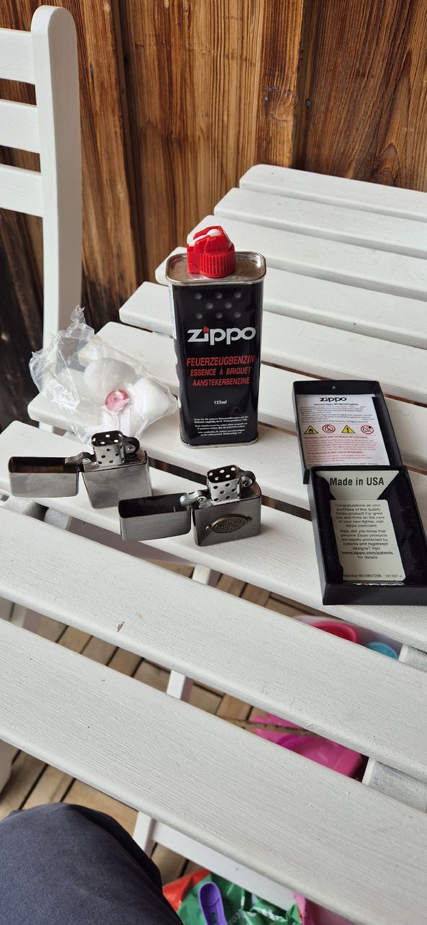 Zippo Accendini: 2 Zippo Feuerzeug Chesterfield – Usato da Hofstetten SO venduto da IgorMarijak 1