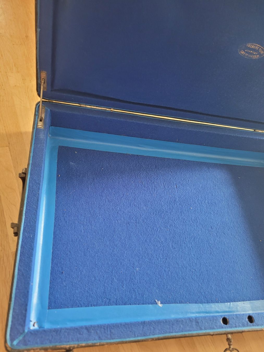Reisekoffer: Antiker Koffer / Besteckkasten – Gebraucht aus Kriens von KTP 6
