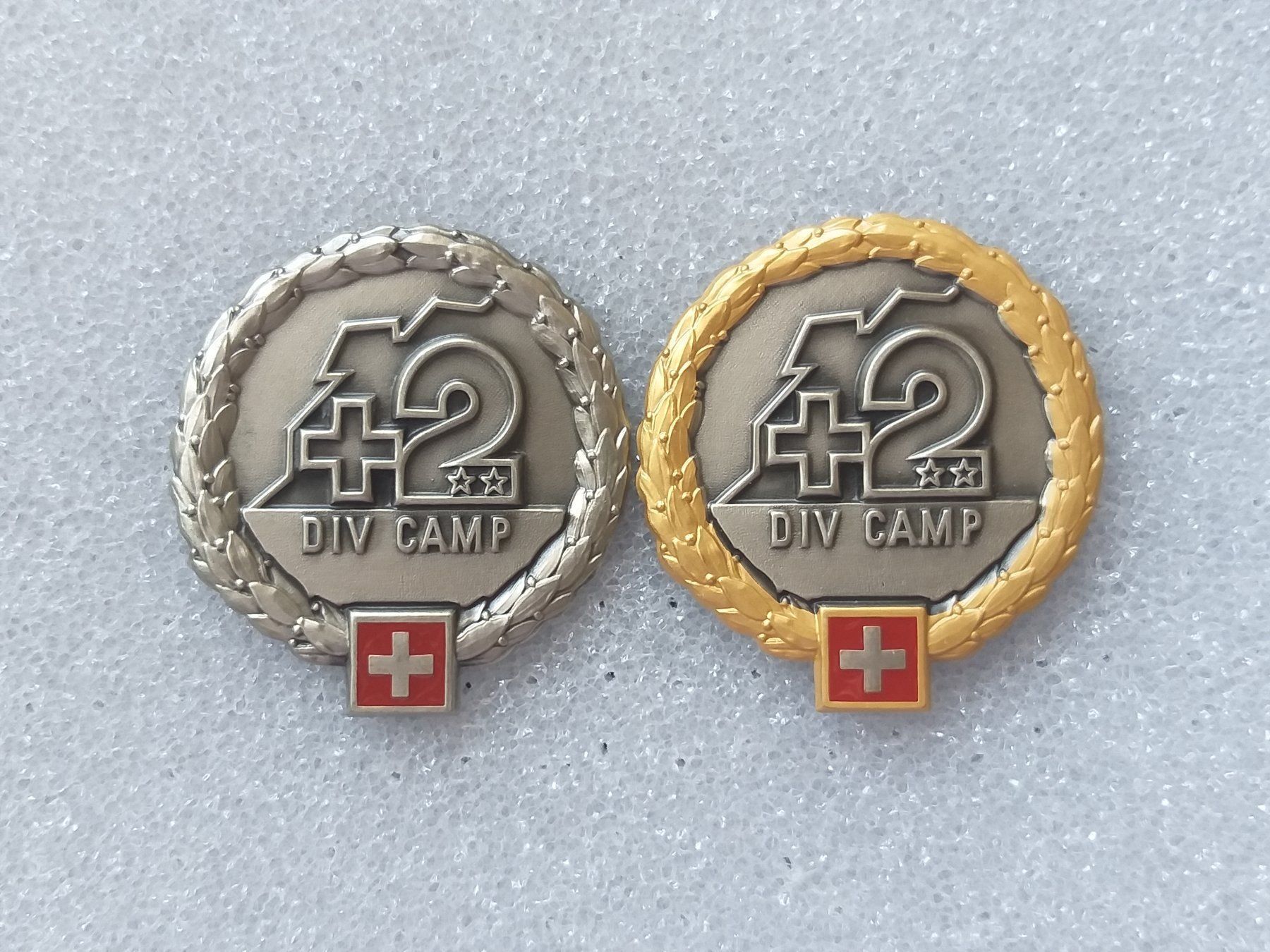 Plaketten & Abzeichen: Béretembleme Felddivision 2 Set – Neu (gemäss Beschreibung) aus Bauma von SwissMilitaria