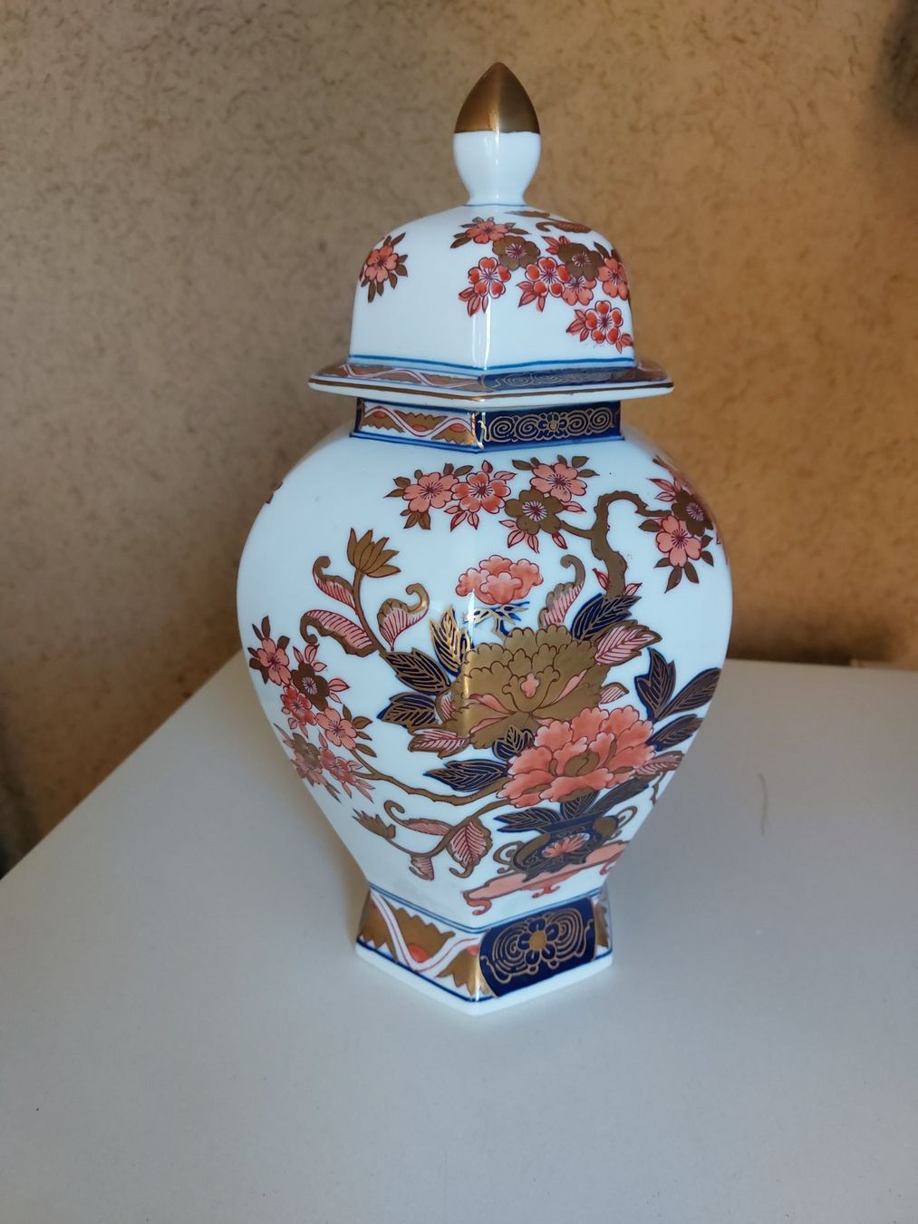 Alle Dekorationen: Japanische Deckelvase, Imari-Stil – Gebraucht aus Egg b. Zürich von guekue