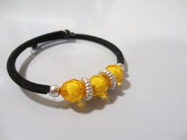 Armschmuck mit gelben Schmucksteinen