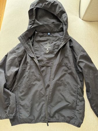 Veste coupe-vent Uniqlo noire pliable taille 11-12 ans