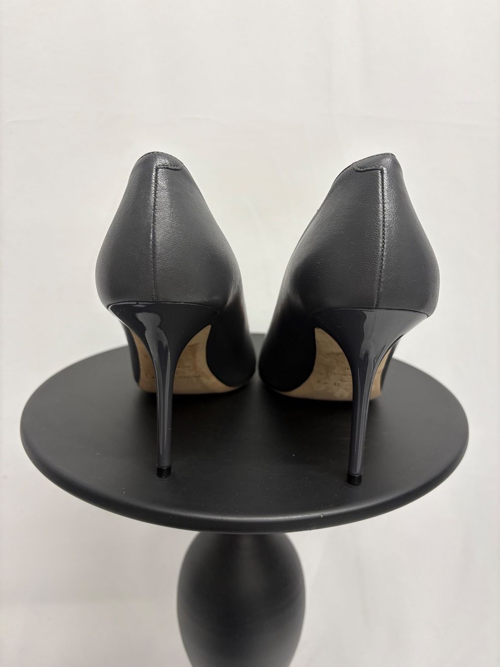Jimmy Choo Damenschuhe: Jimmy Choo Pumps grau Leder 40 spitz 9cm – Neu und originalverpackt aus Regensdorf von secondchancefashion 4
