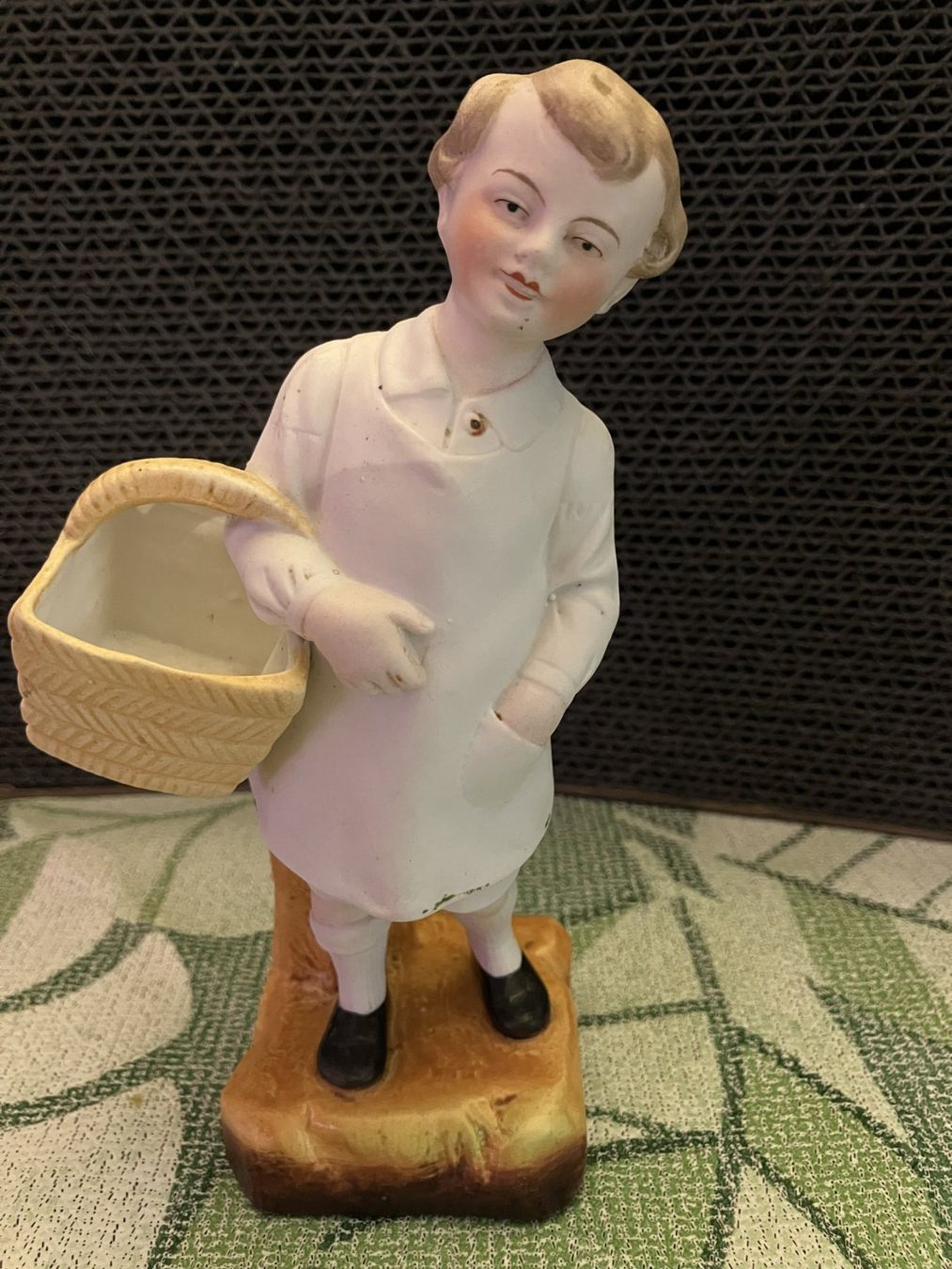 Figuren: Figur "Junge mit Korb" – Gebraucht aus ehrendingen von atlan700