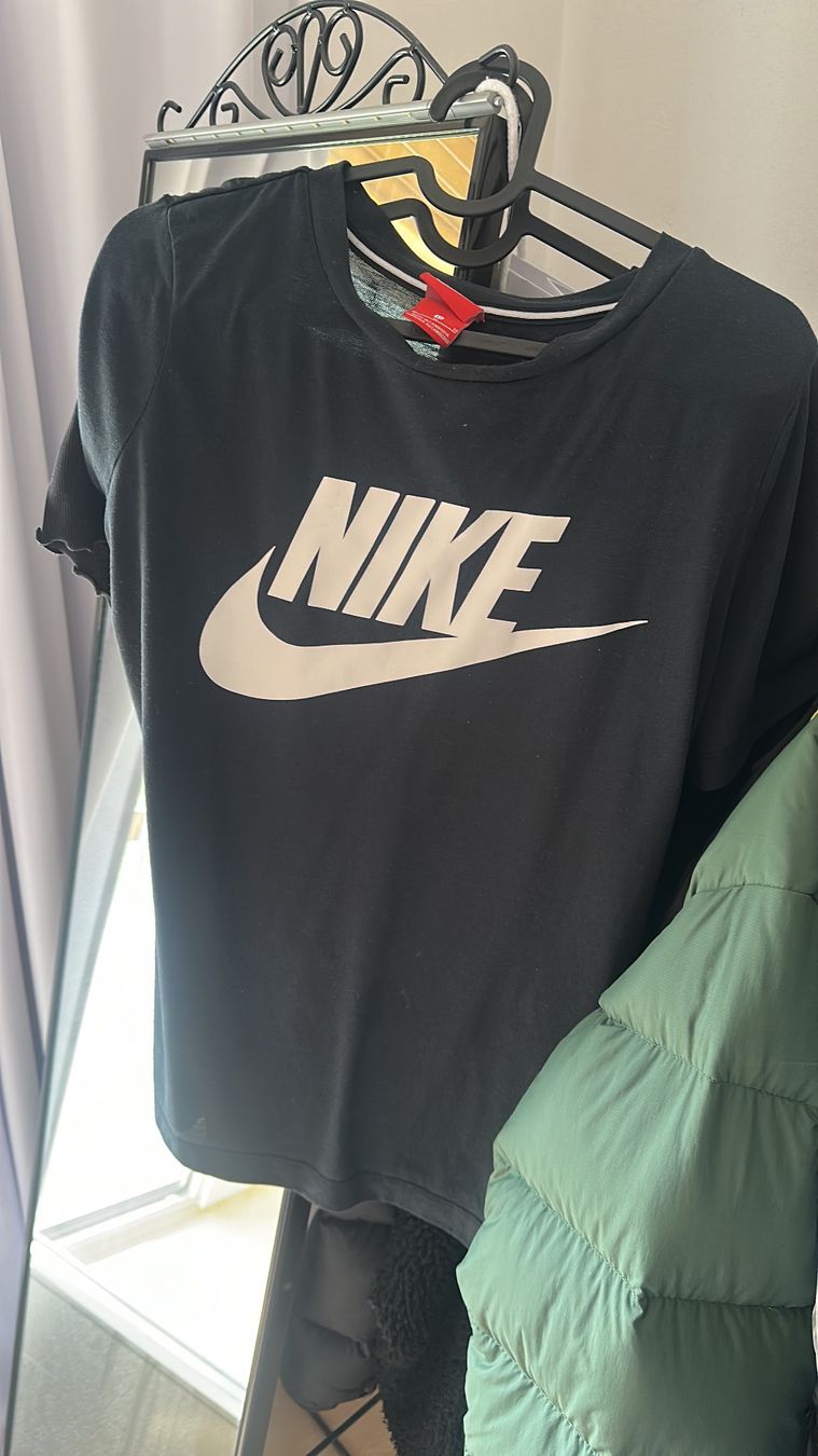 T-Shirts: T-shirt noir Nike – Gebraucht aus Péry von dou_s9hs