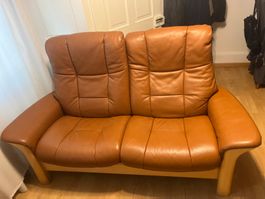 Bequemes 2er-Leder-Sofa mit Relaxfunktion (Cognac-Braun)
