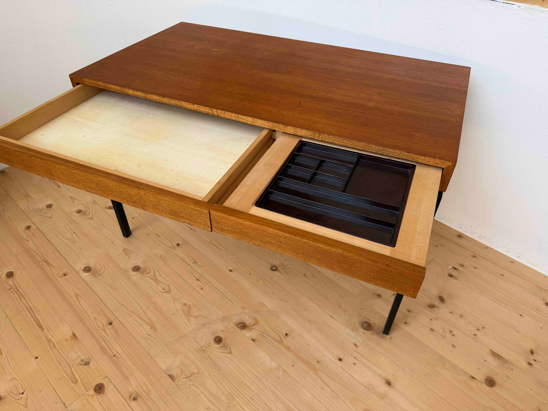Tavoli: Kinder-Tisch, Schweizer Design und Aluflex – Usato da Bern venduto da Arka297 4