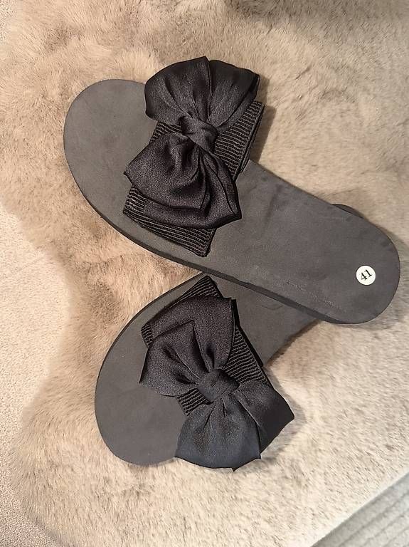 Scarpe da donna: Schwarze Schleifen-Sandalen – Usato da Rapperswil SG venduto da s_dasilva
