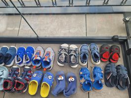 Diverse gebrauchte Kinderschuhe in verschiedenen Grössen
