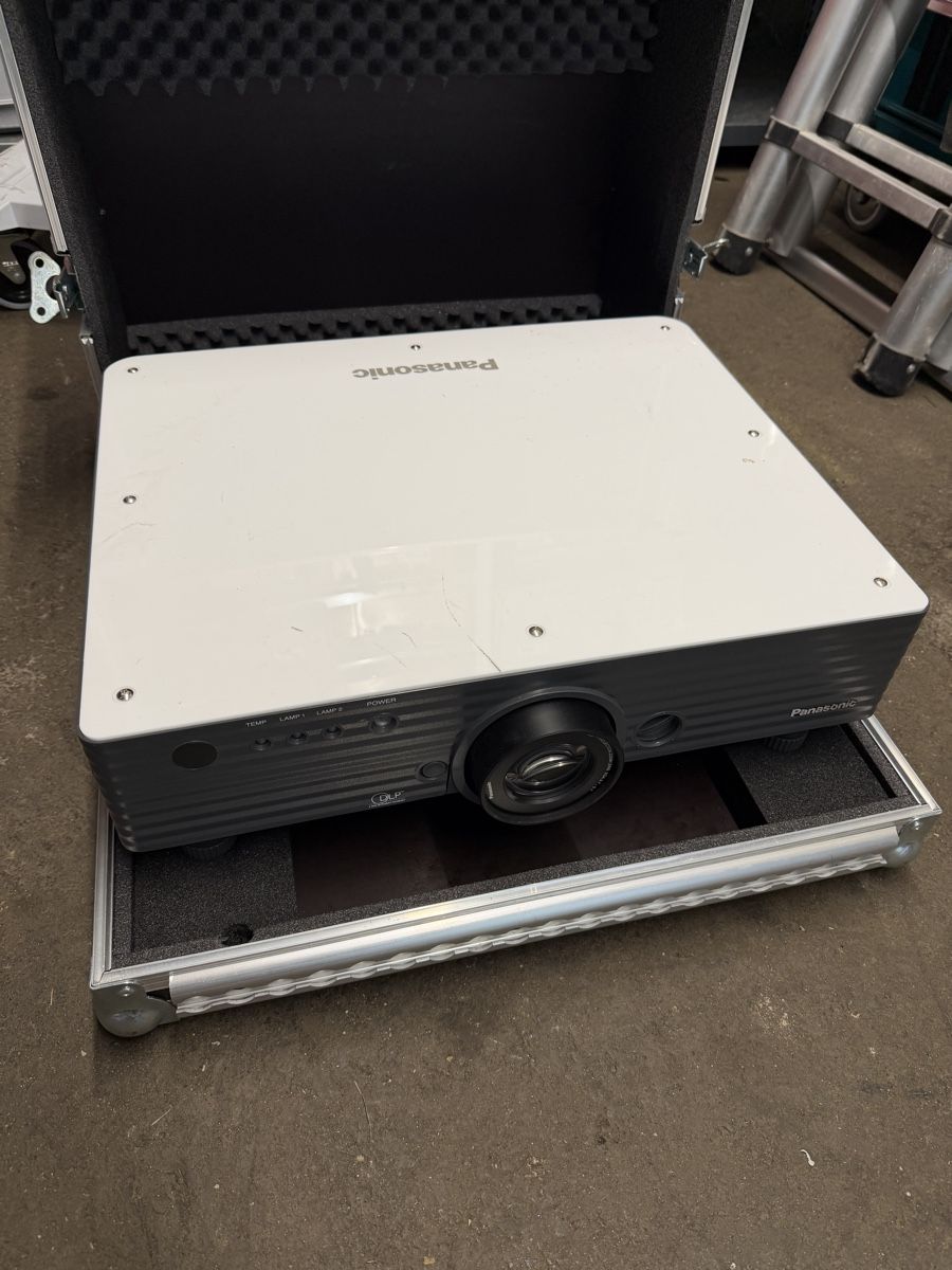 Panasonic Proiettori: Panasonic Projektor PT-D5500EL – Usato da Wiler Lötschen venduto da PADDY-25