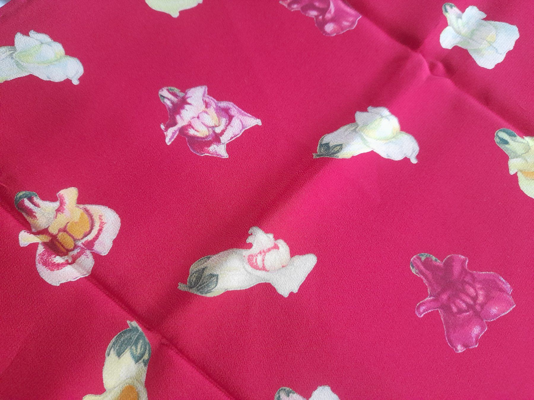 Fabric Frontline Foulard & Sciarpe: FRÖHLICHER SCHAL MIT LÖWENMÄULCHEN VON FABRIC FRONTLINE – Usato da Lenzburg venduto da mayfair02 3