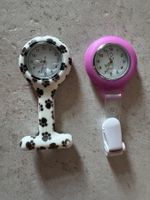 2 Schwesternuhren, Pfotenmuster und Pink