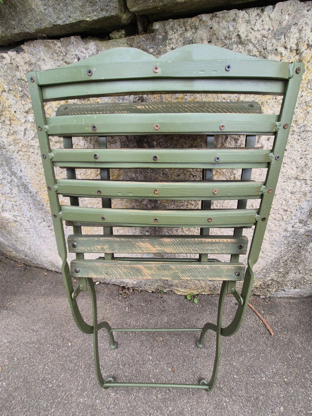 Chaises: 2 Holzstühle schäbi schick klappbar – D'occasion à Winterthur par laerchenstrasse 2