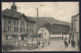 AK Court, Strassenpartie mit Anwohnern