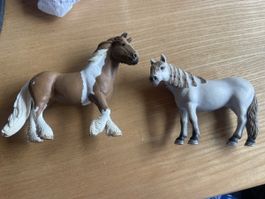2 Pferdefiguren Schleich braun-weiss und weiss