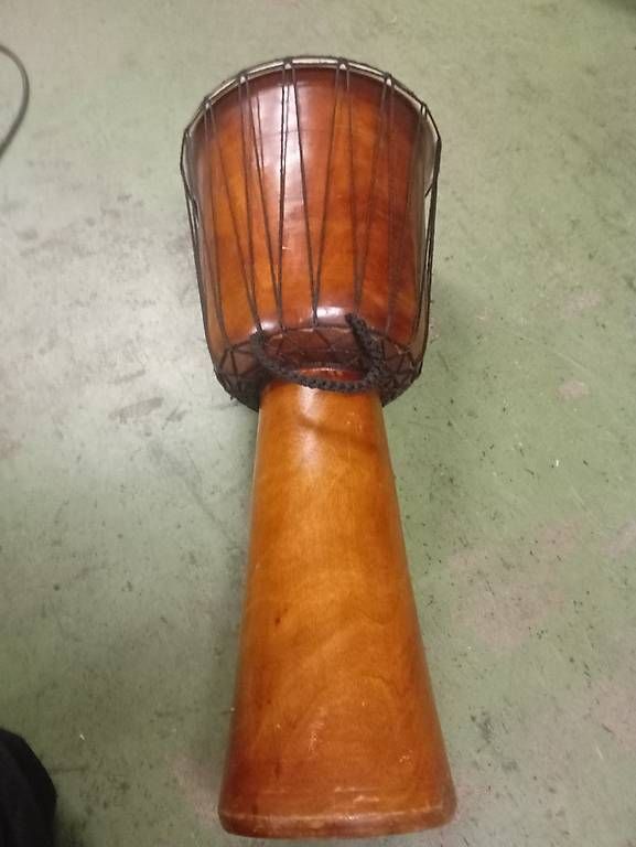 Strumenti musicali: Djembe schlank hoch und gut klingend – Usato da Basel venduto da Petergunn 2