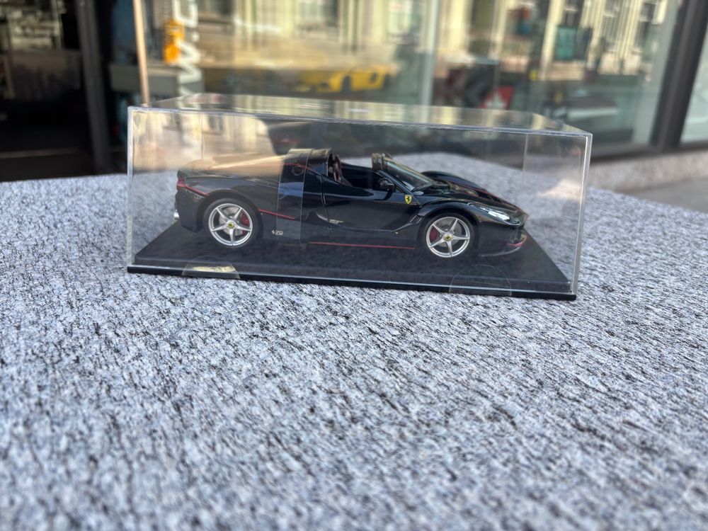 Bburago Ferrari Aperta 2016 Noir – Voiture Miniature 1/24, Modèle Collector Métal