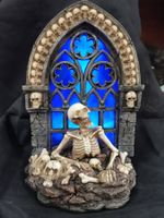 Skelettfigur mit blauem Kirchenfenster – Gothic Deko NEU