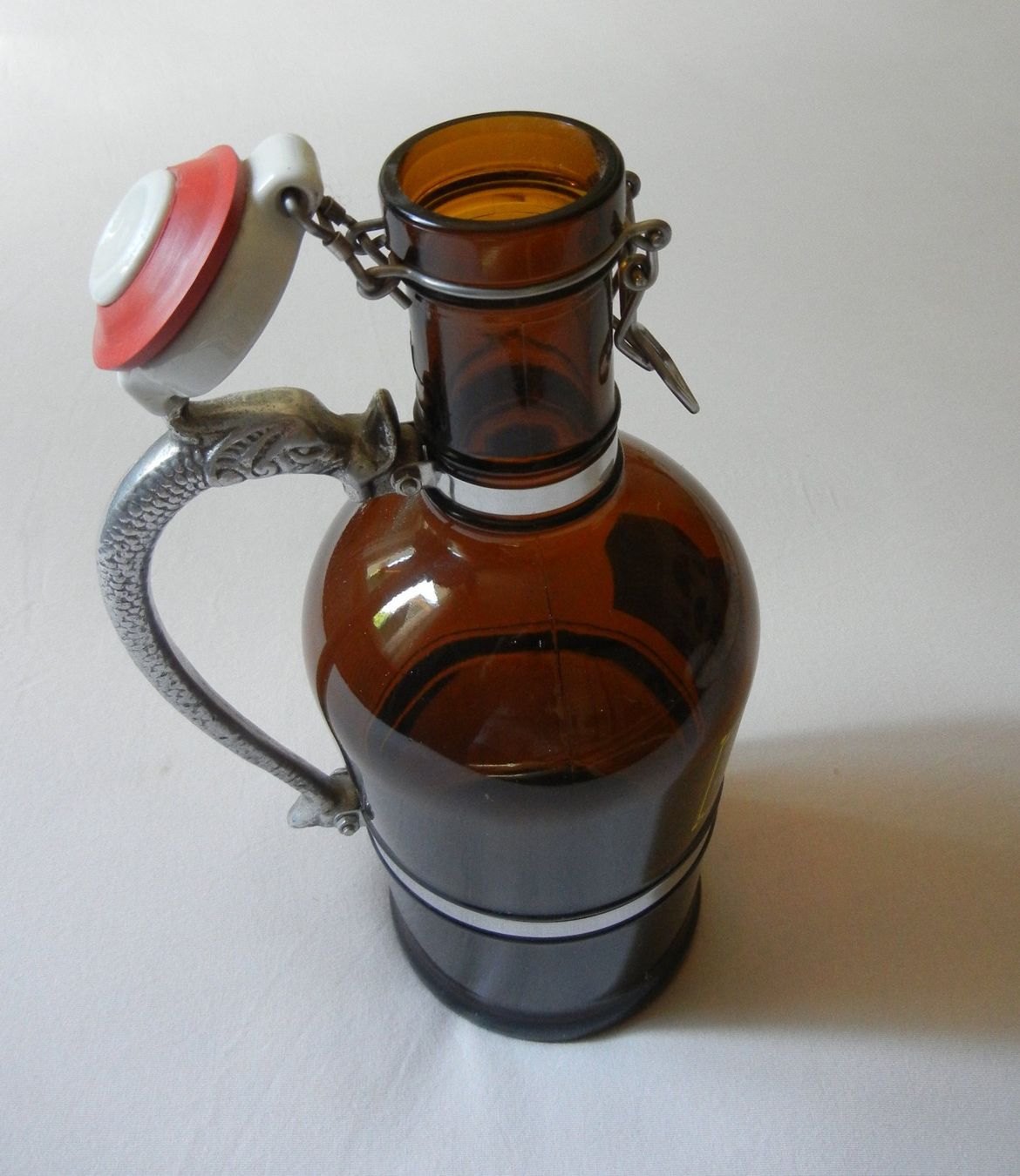 Bicchieri, Caraffe & Bottiglie: 2 L BIERFLASCHE ZWICKELBIER EGGER WORB mit DRACHENHENKEL – Nuovo (secondo la descrizione) da Bern venduto da Mekongbeach