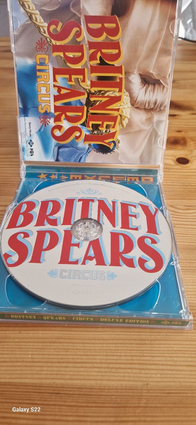 CD: CD Britney Spears Circus Deluxe Edition – Usato da Yvonand venduto da CD-KINGDOM