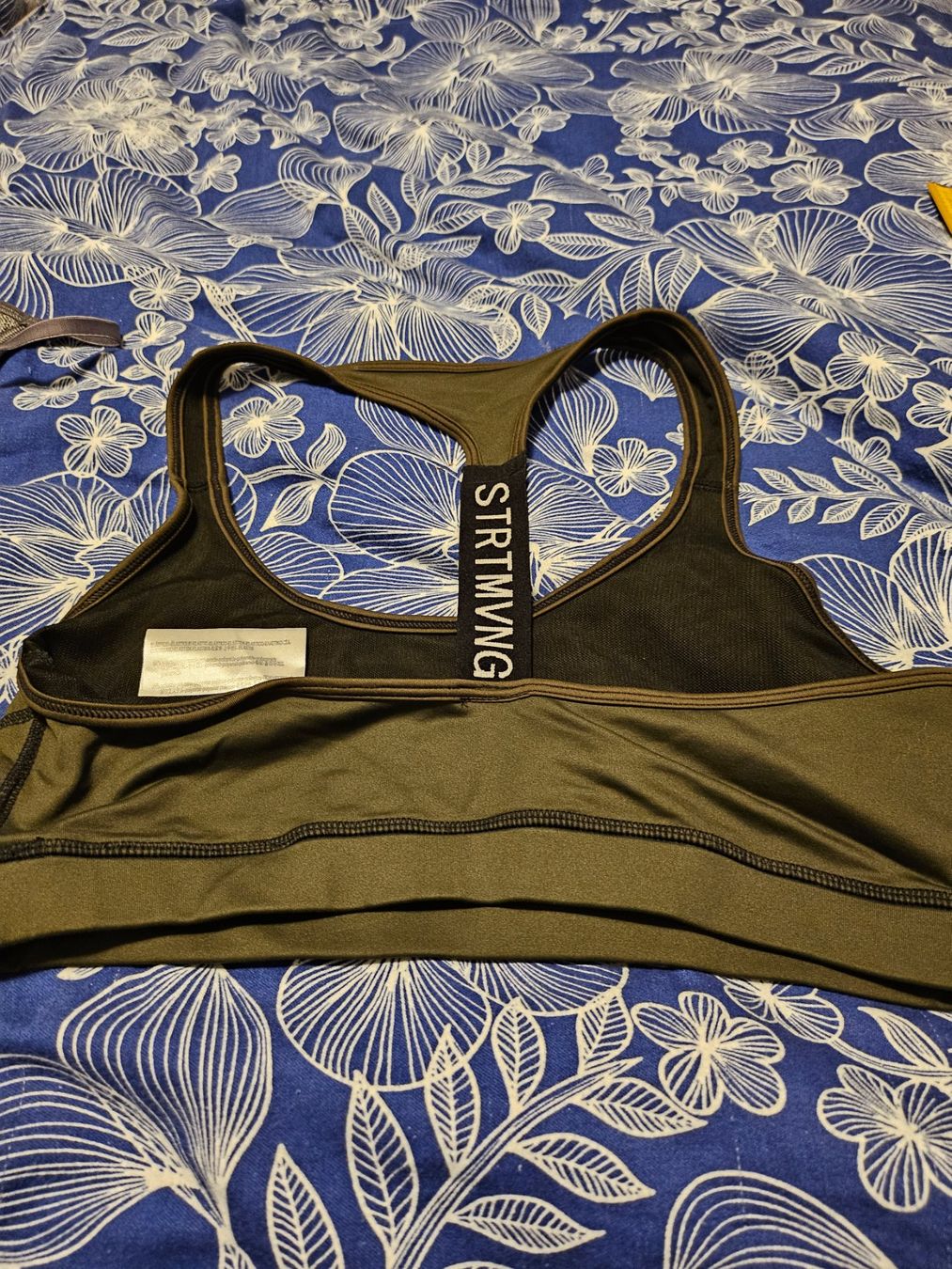 Top: Sport Bh  Bershka gr L – Nuovo (secondo la descrizione) da Dietikon venduto da Eleda 1